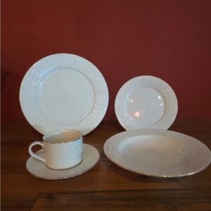 Like new retroneu Calais stoneware. place setting. 12 piece with gold trim